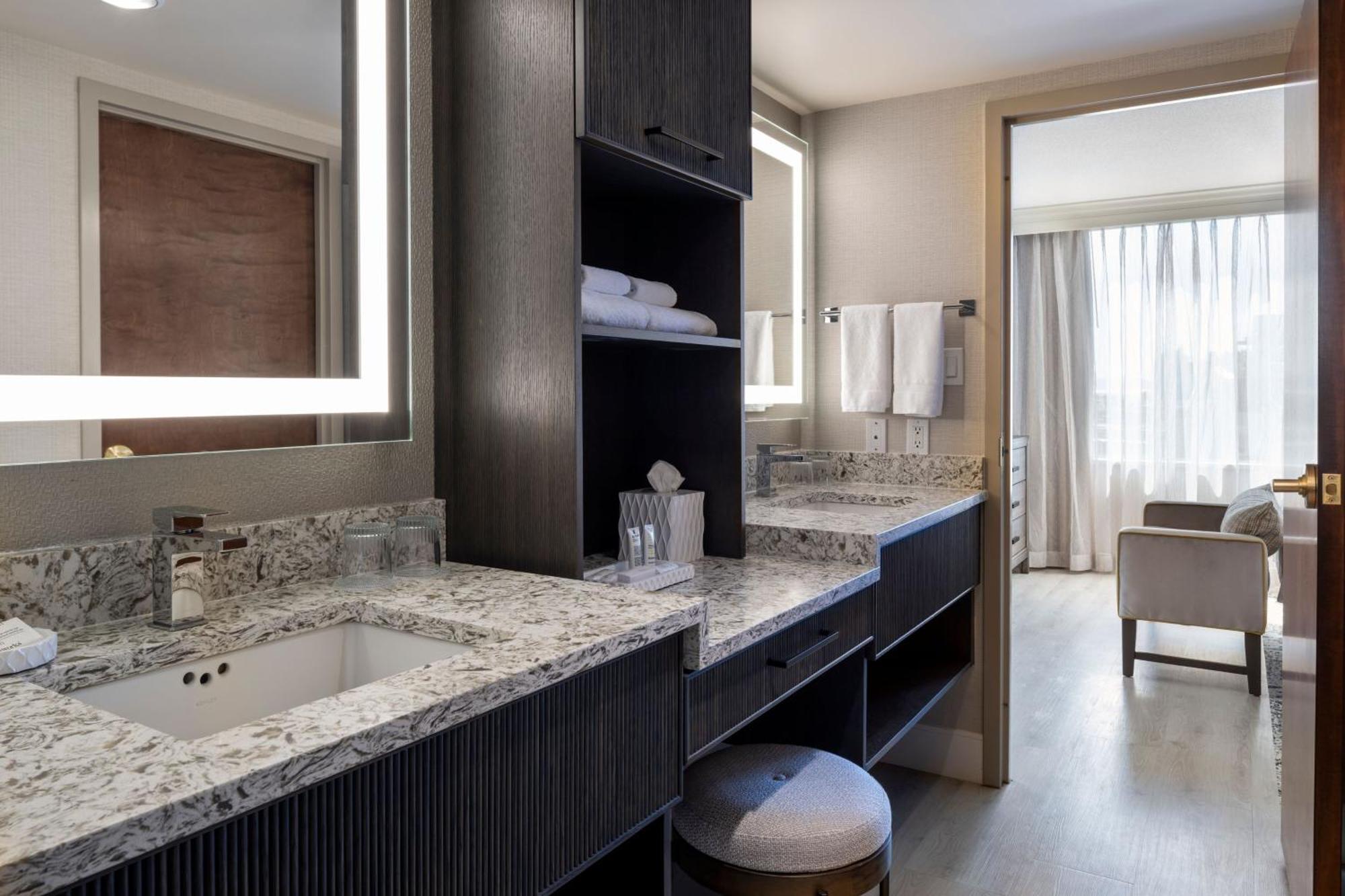 Victoria Marriott Inner Harbour Экстерьер фото